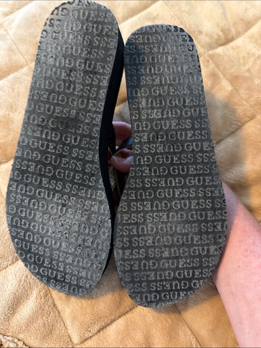 GUESS Black Logo-Print Thong Sandals with G Medallion - Picture 7 of 10